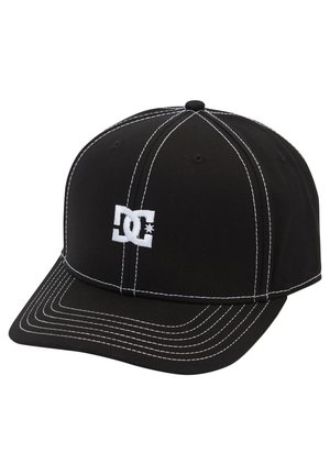 Casquette noire en tissu, avec une visière plate et des coutures blanches. Affiche un logo DC blanc à l'avant.