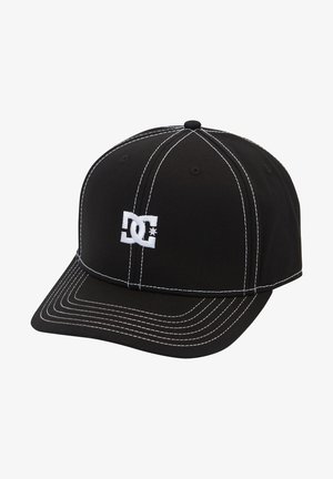 Gorra negra de tela, con visera plana y costuras blancas. Muestra un logo blanco de DC en la parte frontal.