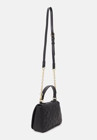 Svart quiltat läderaxelväska med guldkedja och justerbar rem, med en subtil präglad logotyp framtill.