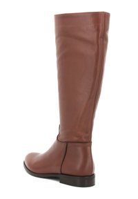 Stivale marrone in pelle fino al ginocchio con una texture liscia, punta arrotondata, dettagli di cuciture minime e tacco basso per il comfort.