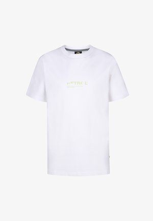 Tricou alb din bumbac cu imprimeu grafic verde, pantaloni scurți bej, adidași albi cu accente verzi și șosete cu dungi albastre.