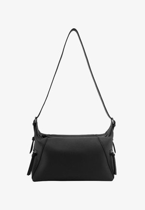 Bolso de hombro de cuero negro con una sola correa, forma rectangular y cierres de cremallera en la parte superior y en los lados.