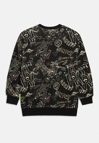 Sudadera negra con diversos diseños gráficos coloridos y texto, de mangas largas, con puños acanalados y cuello redondo.