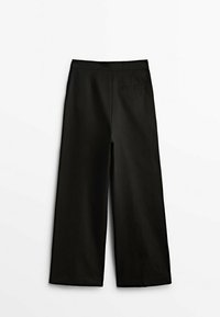 Pantalon noir à jambes larges avec taille haute et une unique poche passepoilée à l'arrière, présenté sur fond blanc.