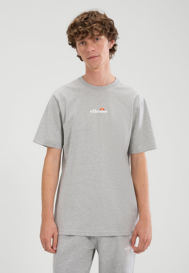 Grijs katoenen T-shirt met korte mouwen, een ronde hals en een wit logo met rode en gele accenten. Eenvoudig ontwerp, ontspannen pasvorm.