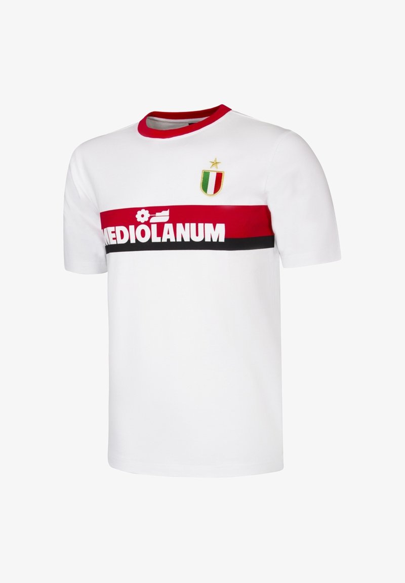 Witte T-shirt met een rode ribbelkraag. Voorzien van een horizontale rode en zwarte streep met de tekst "MEDIOLANUM". Inclusief een embleem met een gouden ster.