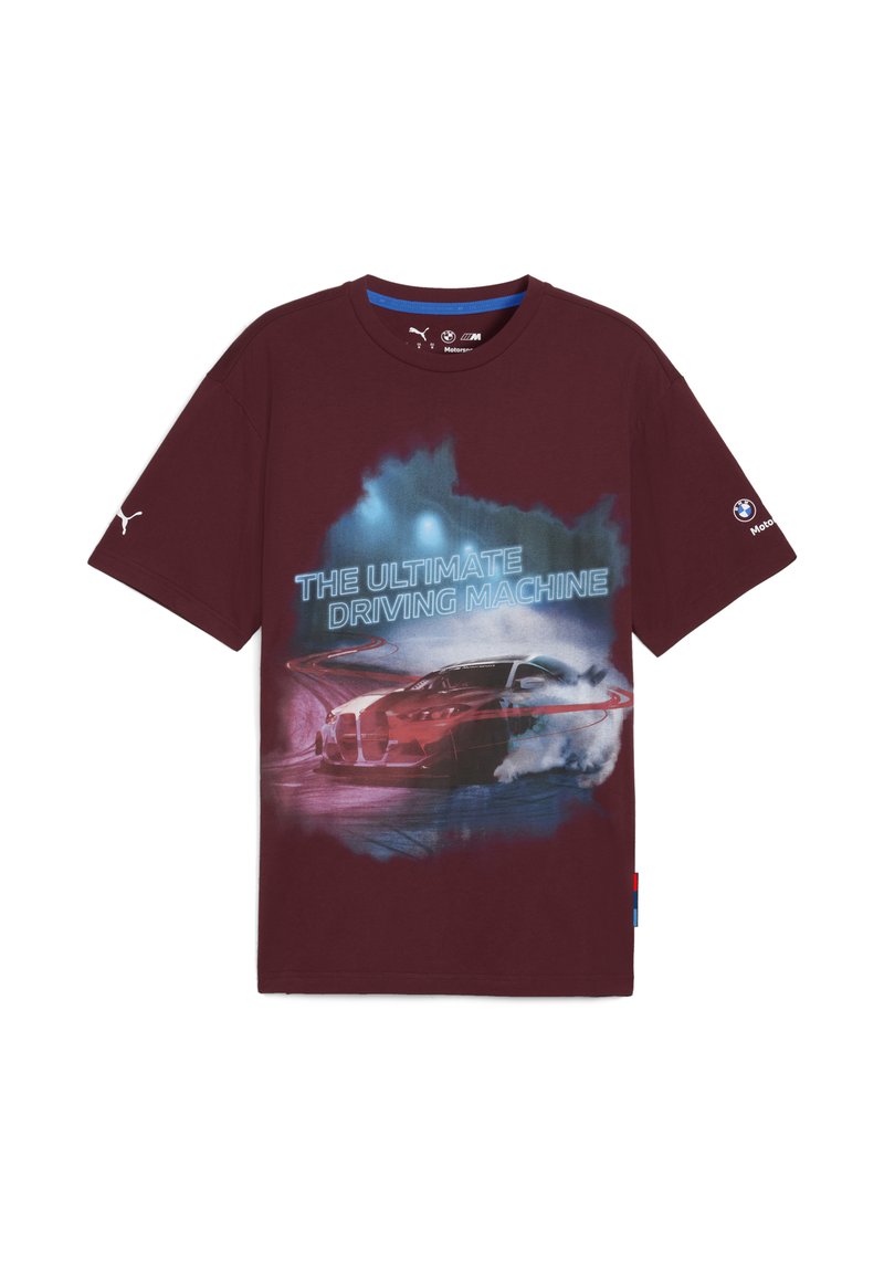 T-shirt bordeaux arborant un graphisme de voiture de course avec le texte "LA MACHINE DE CONDUITE ULTIME" et des arrière-plans artistiques bleus.