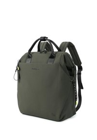 Sac à dos carré vert foncé avec poignées noires, bretelles rembourrées, ouverture zippée en haut et poche avant avec tirette de fermeture éclair.