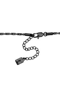 Collana in metallo nero con chiusura a granchio, caratterizzata da anelli ovali e un piccolo tag rettangolare su una catena corta per l'attacco.