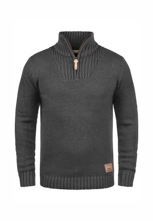 Suéter de punto gris oscuro con un cuello alto, cremallera de un cuarto, puños y dobladillo acanalados, y un patrón texturizado. Incluye un parche de logo de cuero.