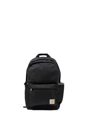 Zwarte Carhartt-rugzak met voorvak met rits, zijvakken, bovenste handvat en logopatch op het voorvak tegen een witte achtergrond.