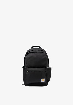 Czarny plecak Carhartt z przednią kieszenią na zamek, bocznymi otworami, górnym uchwytem i naszywką z logo na przedniej kieszeni na białym tle.