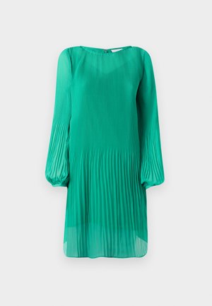 Vestido verde plissado com mangas longas em balão e decote redondo. O tecido é leve e transparente, com uma silhueta fluida.