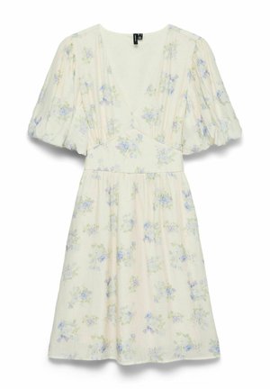 Kort cremefarvet kjole med blåt blomstermønster, dyb V-hals, puffede korte ærmer og tætsiddende talje, vist på hvid baggrund.