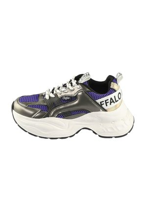 Fette Sneaker mit einem metallic silbernen Obermaterial und lila Netz-Akzenten, weißen Schnürsenkeln, auffälliger Markierung auf der Ferse und einer strukturierten weißen Sohle.