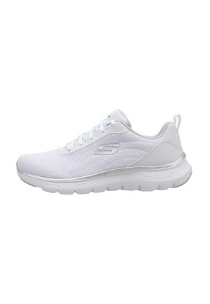 Scarpa da ginnastica bianca con tomaia in rete, chiusura con lacci, dettagli argentati, collo imbottito e suola in gomma flessibile, progettata per comfort e supporto.