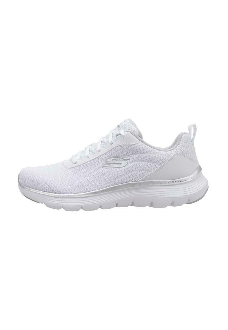 Scarpa da ginnastica bianca con tomaia in rete, chiusura con lacci, dettagli argentati, collo imbottito e suola in gomma flessibile, progettata per comfort e supporto.