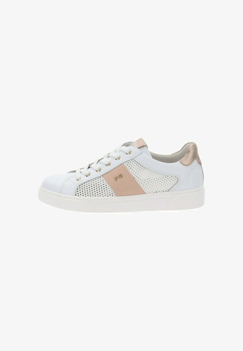 Hvid lavtopsneaker med beige mesh-sidepaneler, beige hælflap, hvide snørebånd og en beige mærkelogo på siden.