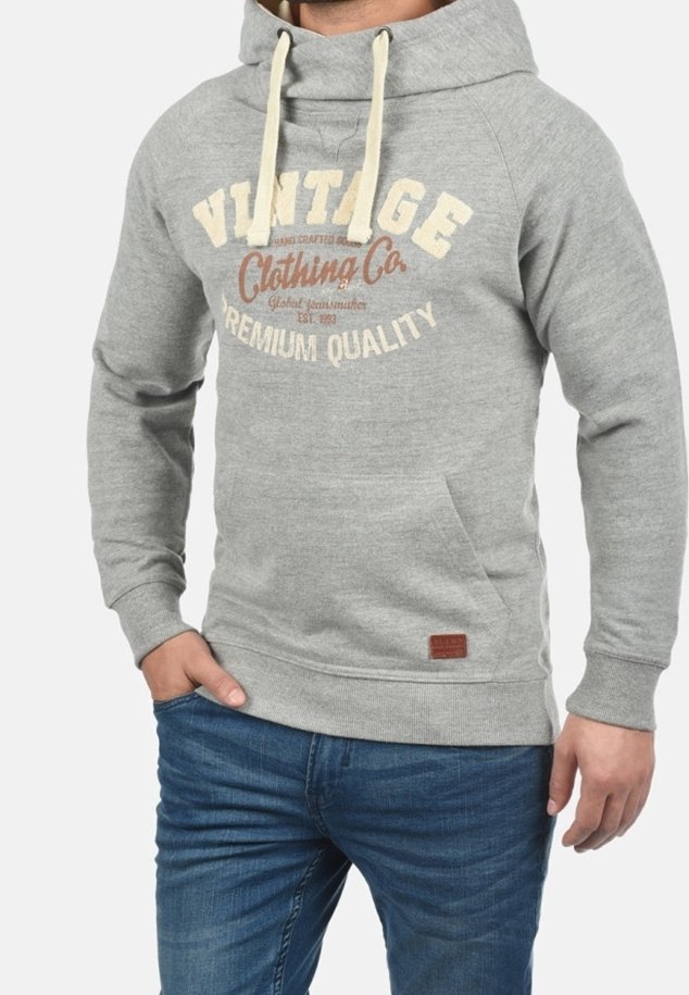 Grijze hoodie met grote "VINTAGE" tekst, koordkap, voorzak, ribgebreide manchetten en onderrand, en een klein leren logo-label aan de onderzijde.