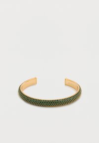 Το πράσινο βραχιόλι με μανσέτα διαθέτει ομαλή μεταλλική επιφάνεια με χρυσές λεπτομέρειες και υφή κατά μήκος της ταινίας, αναδεικνύοντας μικρά, ανάγλυφα στοιχεία.