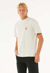 Lys grå kort�ærmet t-shirt lavet af bomuld, med et lille orange logo print på venstre bryst og en afslappet pasform.
