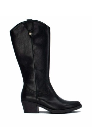 Bota occidental de cuero negro hasta la mitad de la pantorrilla con tacón bajo de bloque y lengüeta decorativa en el lado exterior.