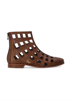 Bottine en cuir brun avec motif découpé en carré, petit talon, bout rond et fermeture éclair sur le côté. Fini texturé avec un matériau intérieur contrastant.