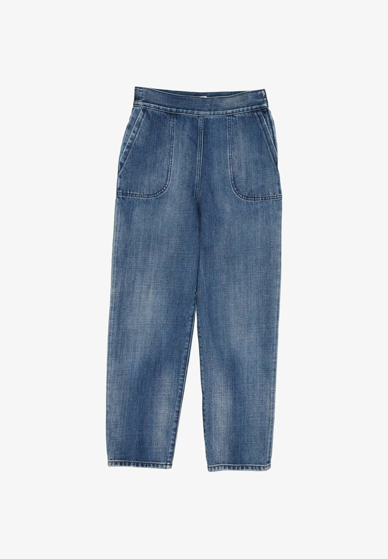 Pantalon en denim bleu fuselé avec taille haute et grandes poches plaquées à l’avant sur fond blanc.