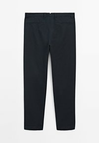 Pantaloni di cotone blu navy scuro, con taglio dritto, due tasche posteriori con aperture nascoste e una finitura liscia e texturizzata.