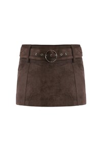 Mini-jupe en daim marron avec une large ceinture à boucle circulaire, des coutures décoratives et deux poches latérales.