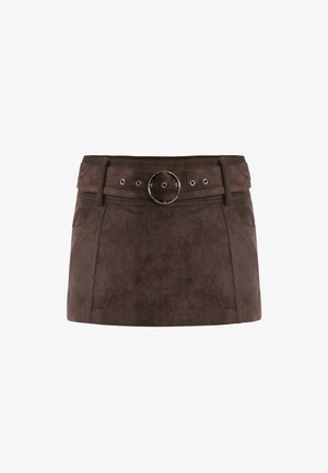 Brauner Wildleder-Minirock mit einem breiten Bund und einer runden Schnalle, dekorativen Nähten und zwei Seitentaschen.