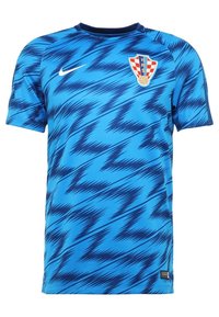 Equipo de deportes Nike con una base azul y patrones en zigzag azul oscuro. Incluye el emblema de la Federación Croata de Fútbol en el lado izquierdo del pecho.