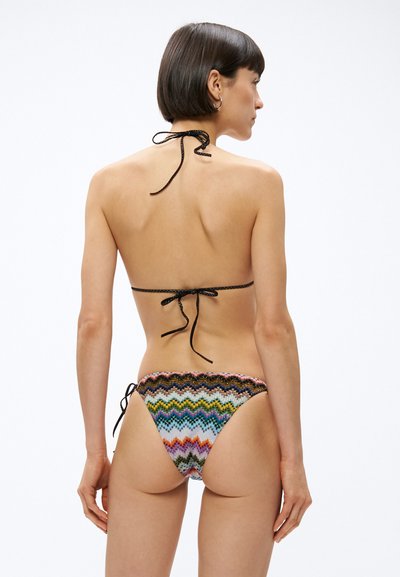 Σετ μπικίνι με υφασμένο, ζιγκ-ζαγκ μοτίβο σε διάφορα χρώματα. Δένει στο λαιμό και στις πλαϊνές ράβδους, με μαύρα κορδόνια ως λεπτομέρεια.