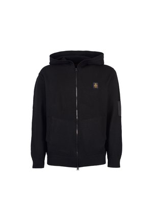 Felpa con zip nera realizzata in morbido tessuto, caratterizzata da un cappuccio, due tasche frontali, polsini e orlo a costine, e una piccola toppa con logo sul petto.