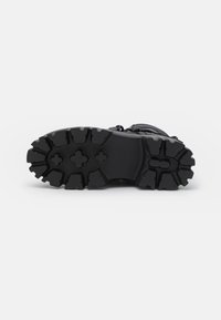 Buffalo LION MID CHAIN - Stivaletti con plateau - black