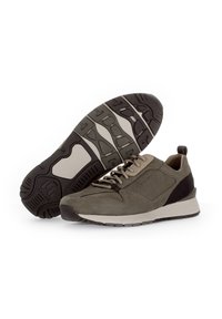 Grijze suède en leren sport schoenen met een zwarte rubberen zool, voorzien van beige accenten, een ronde neus en vetersluiting.