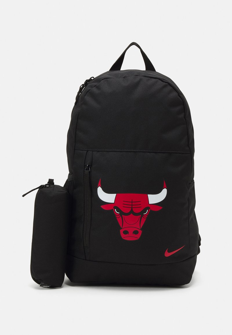Melnā mugursoma ar sarkano Čikāgas Bulls logo priekšpusē, ar rāvējslēdzēju galveno nodalījumu un mazāku sānu kabatu.