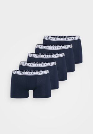 Navyblaue Baumwoll-Boxershorts mit einem weißen elastischen Bund, der mit "PIER ONE"-Markierung versehen ist, in einer Reihe angeordnet.