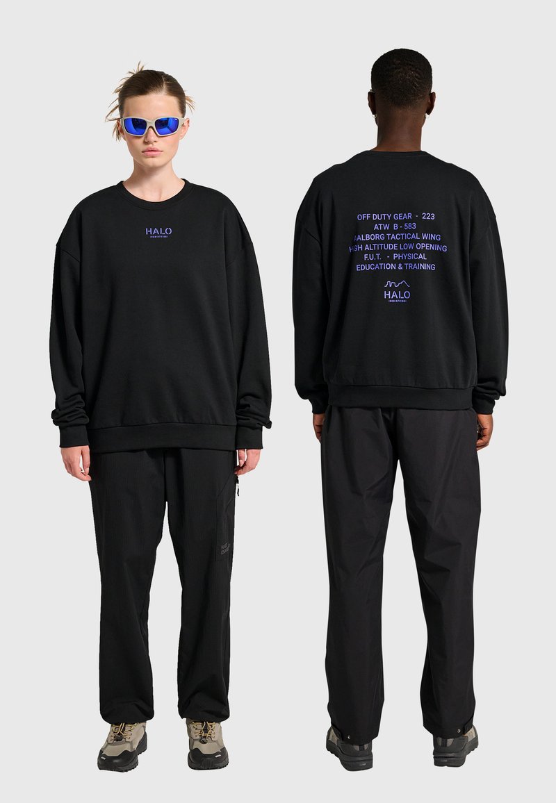 Dwóch modeli nosi czarne bluzy i spodnie; z przodu bluza ma logo "HALO", z tyłu znajdują się niebieskie napisy z terminami taktycznymi i szkoleniowymi.