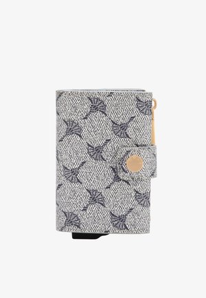 Portefeuille compact gris et noir à motif avec tissu texturé, fermeture à bouton-pression avec détail circulaire doré.