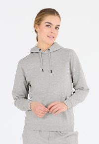 Szary sweatshirt z kapturem, kangurkową kieszenią, sznurkiem do regulacji kaptura i ściągaczami na rękawach. Miękka tkanina o gładkiej fakturze. Casualowy design.