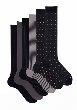 Sechs Paar knielange Socken in Schwarz und Grau mit unterschiedlichen Mustern, darunter Streifen und kleine farbige Punkte.