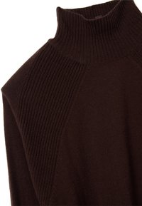 Pull en marron foncé avec un col côtelé haut, featuring des accents côtelés aux épaules et une texture douce. Fabriqué à partir d'un matériau tricoté.