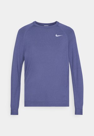 Paarse Nike sweatshirt met lange mouwen, een ronde halslijn, ribbels aan de manchetten en een klein wit logo op de bovenlinker borst. Zachte textuur.