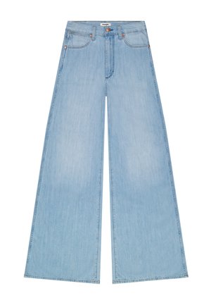 Světle modré džíny s širokými nohavicemi, předními kapsami, poutky na pásek, měděnými nýty a zapínáním na knoflík, s nápisem Wrangler na pásku.