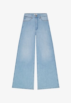 Světle modré džíny s širokými nohavicemi, předními kapsami, poutky na pásek, měděnými nýty a zapínáním na knoflík, s nápisem Wrangler na pásku.