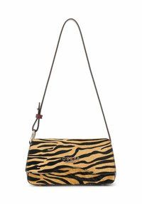 Sac à main rayé tigre en fausse fourrure jaune et noire, avec une forme rectangulaire, une bandoulière et des accessoires en argent avec détail du logo.