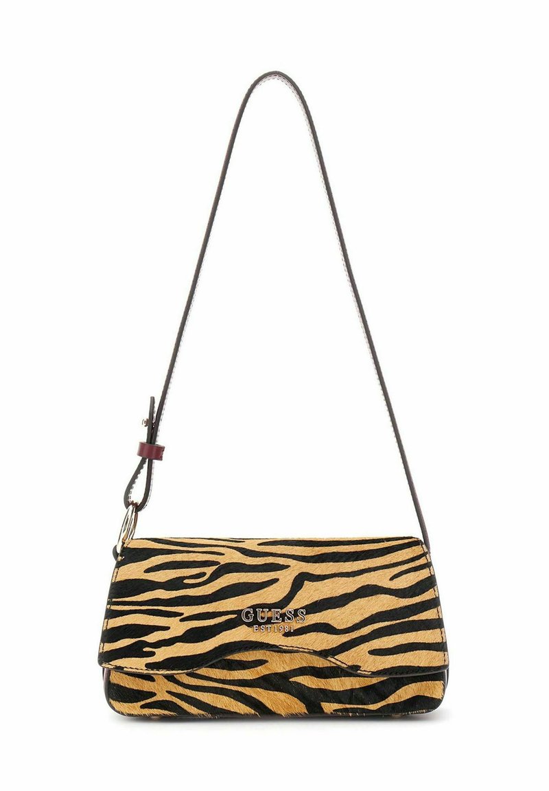 Sac à main rayé tigre en fausse fourrure jaune et noire, avec une forme rectangulaire, une bandoulière et des accessoires en argent avec détail du logo.