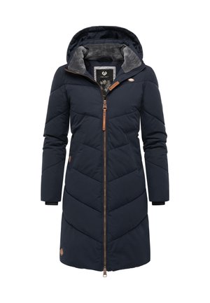 Marineblå pufferjakke med hætte, der har lynlåslukning, chevron quiltet mønster og foring i imiteret pels. Indeholder læderdetaljer og sidelommer.