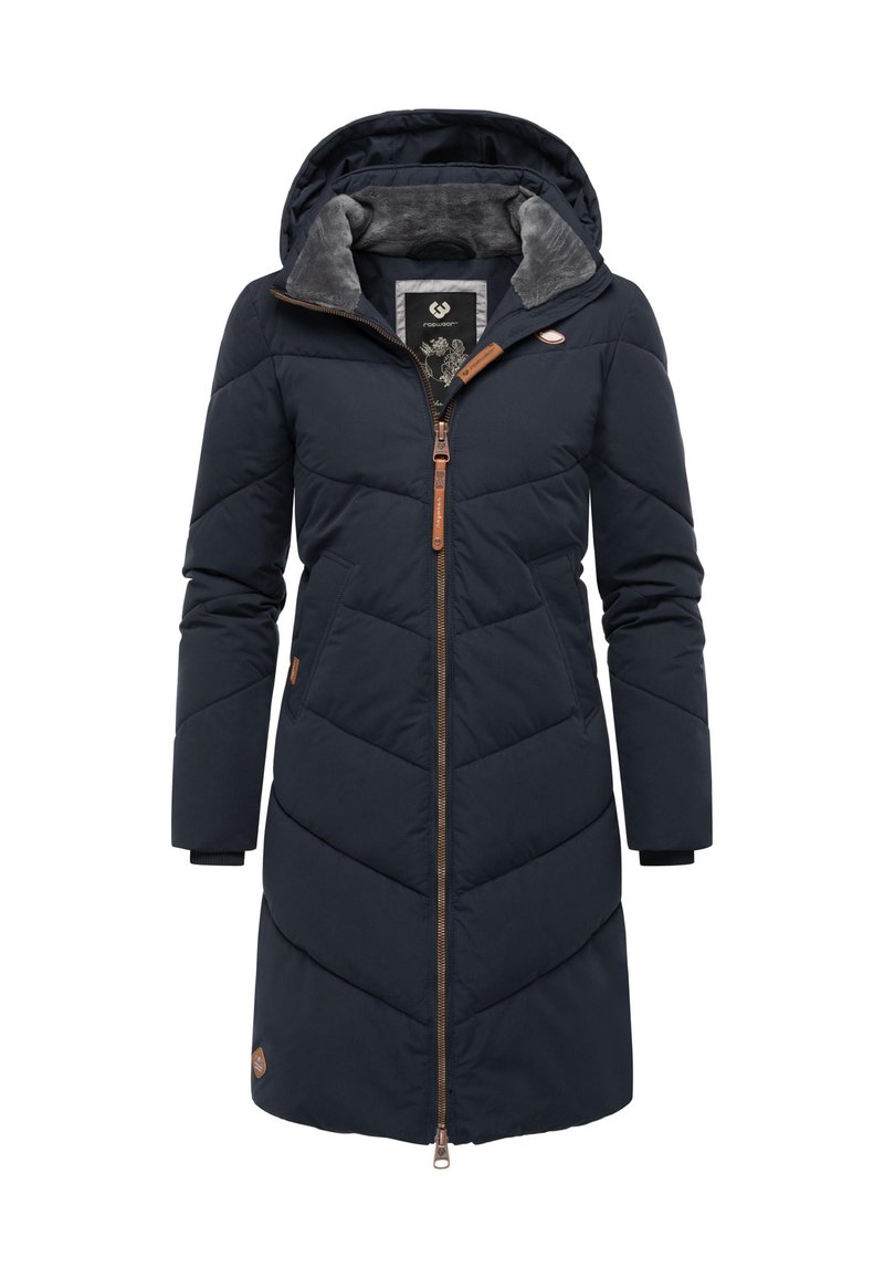 Tamsiai mėlynas pūkinis paltas su kapišonu, užsegamas užtrauktuku, su v formos siuvinėta dygsniuota raštu ir dirbtiniu kailiu viduje. Papuoštas odos detalėmis ir šoninėmis kišenėmis.